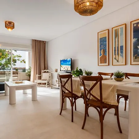 2 Bedroom In Medina Garden Apartment *