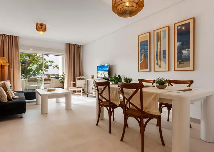 2 Bedroom In Medina Garden Apartment *